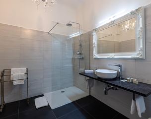 Triple room, shower or bath, toilet