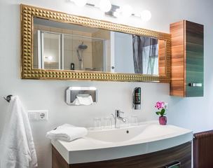 Suite, separate toilet and shower/bathtub