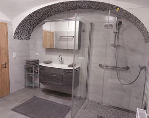 Apartment, shower and bath tub, disabled access
