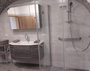 Apartment, shower and bath tub, disabled access