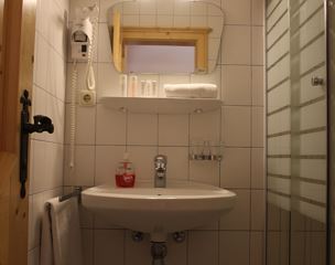 Camera quadrupla, toilette e bagno/doccia separati, lato montagna