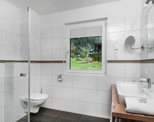 Camera a due letti, toilette e bagno/doccia separati, vista lago