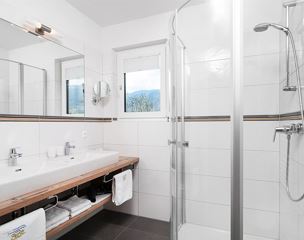 Junior suite, separate toilet and shower/bathtub, lake view