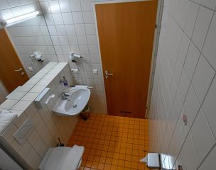 Dreibettzimmer, Bad, WC, Wohn-/Schlafraum