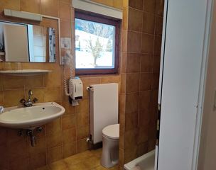 Budgetzimmer mit kleiner Dusche