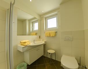 Apartment, separate toilet and shower/bathtub, lake view