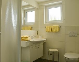 Apartment, separate toilet and shower/bathtub, lake view
