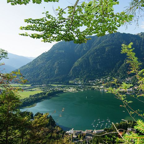 Die schöne Aussicht vom Jungfernsprung auf den Ossiacher See