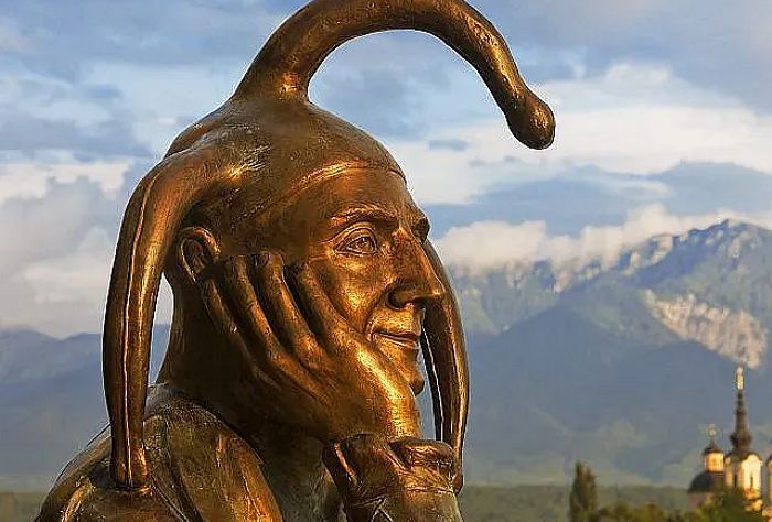 00000067880_Skulptur-Narr-Nikolaiplatz_Region-Villach-Tourismus-GmbH_Lois-Lammerhuber