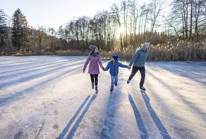 Abseits der Piste_Eislaufen_Flatschacher See_Familie_Nockberge_Winter ©Gert Perauer_MBN Tourismus (8)