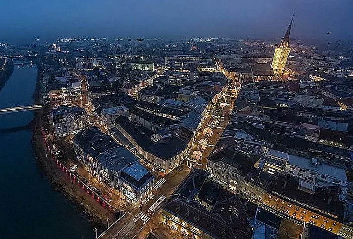 LOWRES_00000009356_Drohnenaufnahme-von-der-Villacher-Innenstadt_Kaernten-Werbung_Gert-Steinthaler