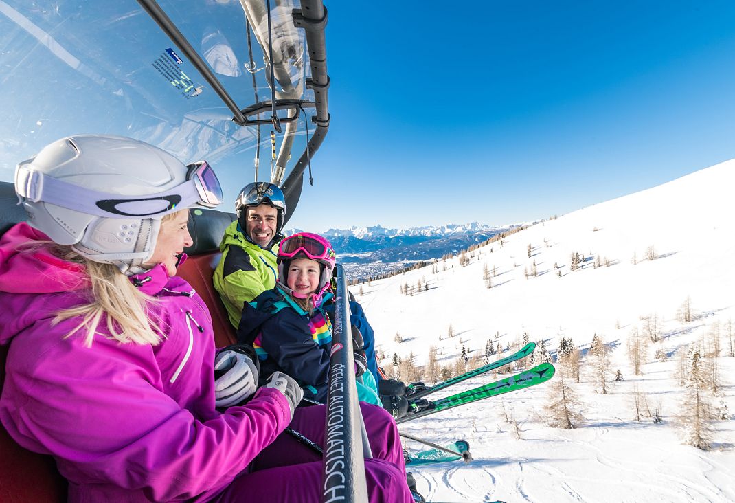 familie-am-sessellift-gerlitzen-alpe-skifahren-1