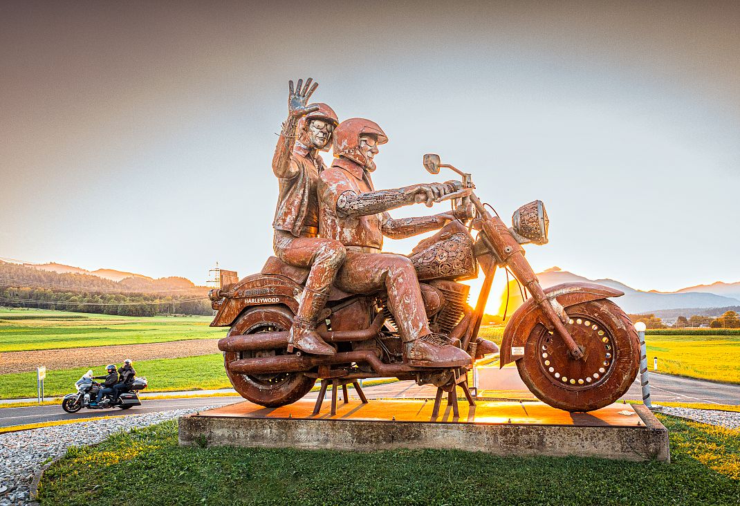 harley-treffen-skulptur-im-kreisverkehr-1