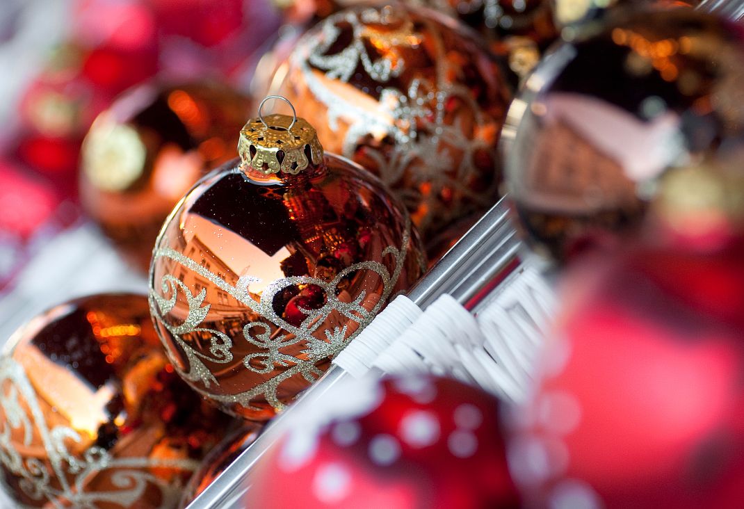 orange-christbaumkugeln-stadtmarketing-villach-adrian-hipp-1