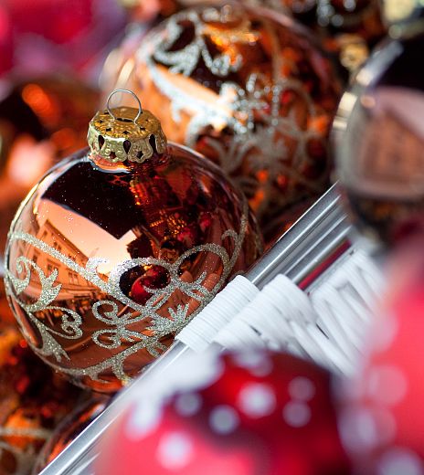 orange-christbaumkugeln-stadtmarketing-villach-adrian-hipp-2