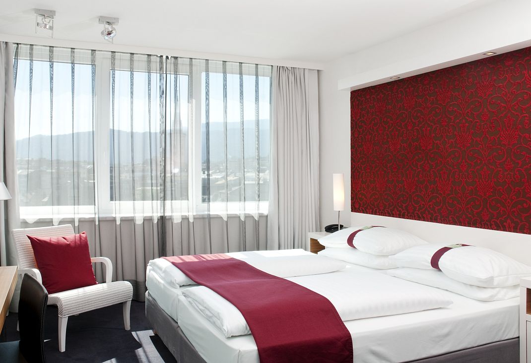 superior-zimmer-links-holiday-inn-michael-schultes-1-2-1