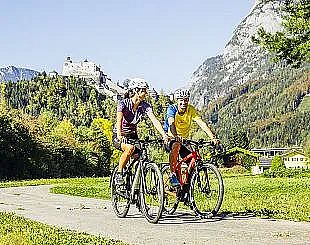 tauernradweg-und-alpe-adria-radweg-vor-burg-hohenwerfen-477csalzburgerland-tomson-1-4
