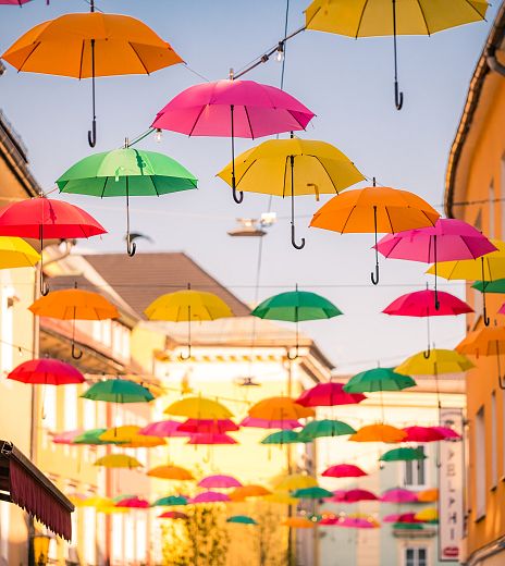 villach-lederergasse-schirme-7-region-villach-tourismus-gmbh-michael-stabentheiner-2