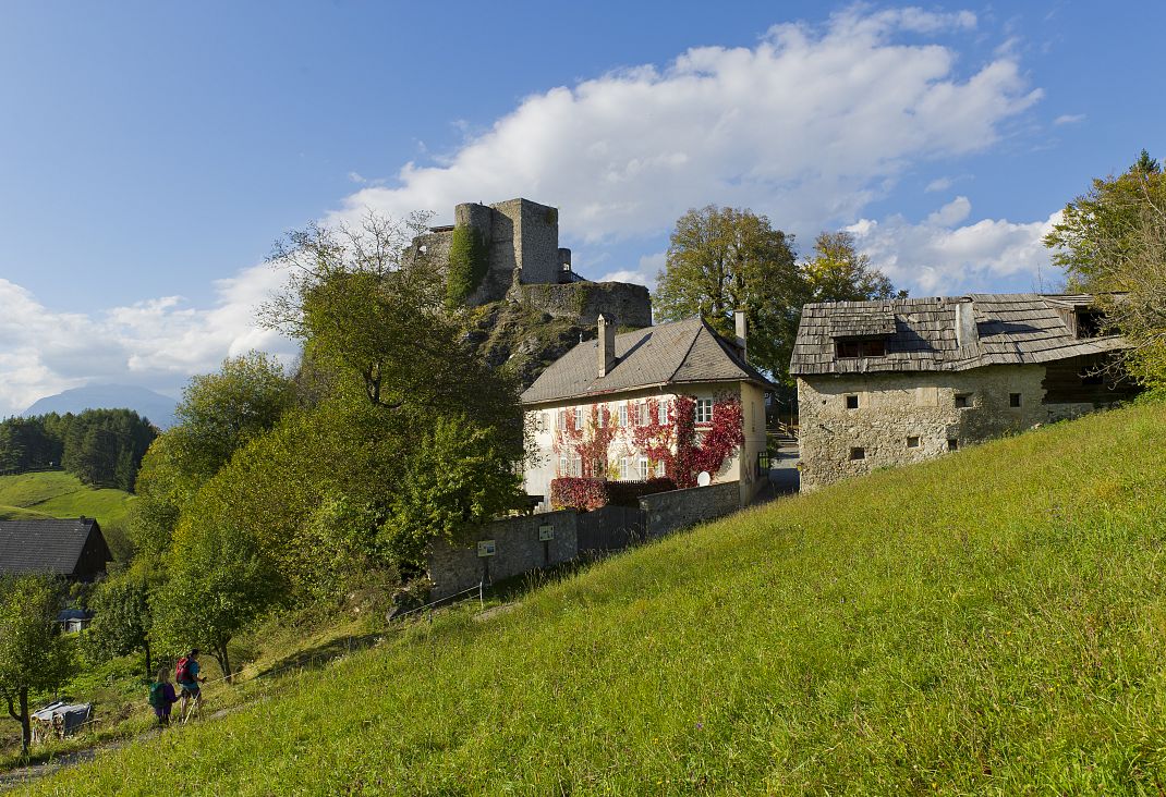 wandern-zur-burgruine-finkenstein-kaernten-werbung-franz-gerdl-1